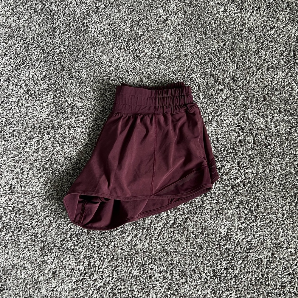 Lululemon 2.5” Hotty Hot short